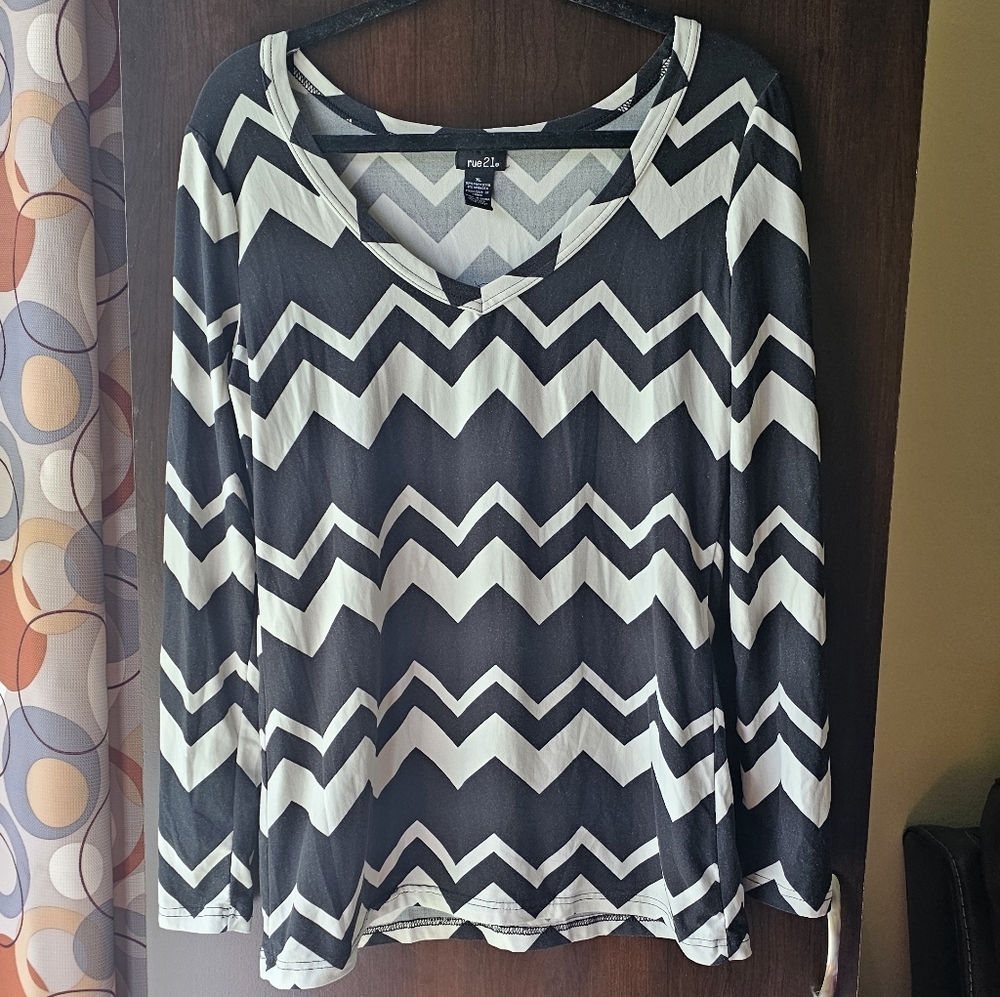 Rue21 Black and White Chevron V-Neck Blouse